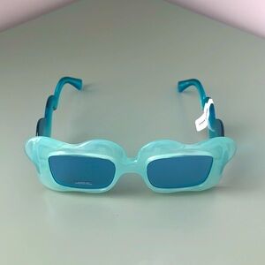 Wavy Square Sunglasses from Urban Outfitters!